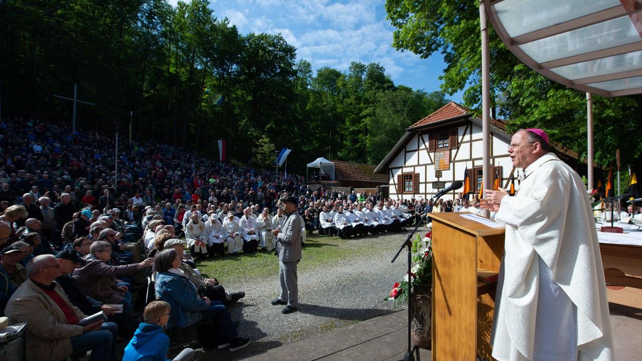 Ulrich Neymeyr, Bischof von Erfurt, predigt beim Gottesdienst an der kleinen Kirche Klüschen Hagis. Die vom Bistum Erfurt veranstaltete Männerwallfahrt katholischer Christen im Eichsfeld ist alljährlich Anziehungspunkt für Tausende Menschen. Ulrich Neymeyr, Bischof von Erfurt, predigt beim Gottesdienst an der kleinen Kirche Klüschen Hagis. Die vom Bistum Erfurt veranstaltete Männerwallfahrt katholischer Christen im Eichsfeld ist alljährlich Anziehungspunkt für Tausende Menschen.