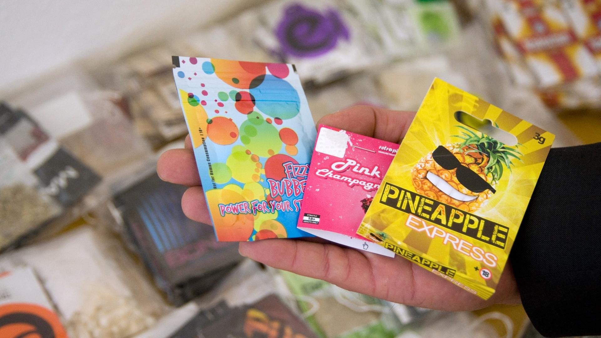 Päckchen mit Neuen Psychoaktiven Stoffen, sogenannte Legal-High-Produkte. Päckchen mit Neuen Psychoaktiven Stoffen, sogenannte Legal-High-Produkte.