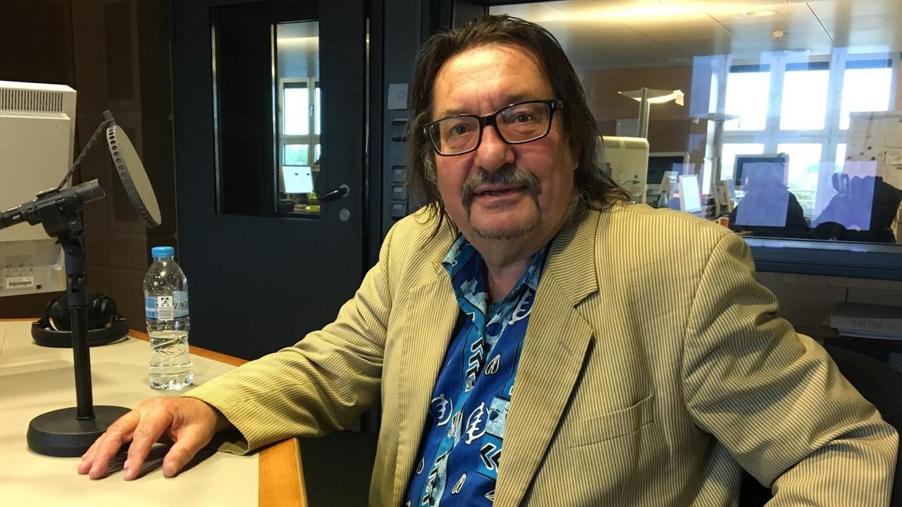 Der Sänger und Bob-Dylan-Verehrer Manfred Maurenbrecher im Deutschlandradio-Funkhaus in Berlin. Der Sänger und Bob-Dylan-Verehrer Manfred Maurenbrecher im Deutschlandradio-Funkhaus in Berlin.