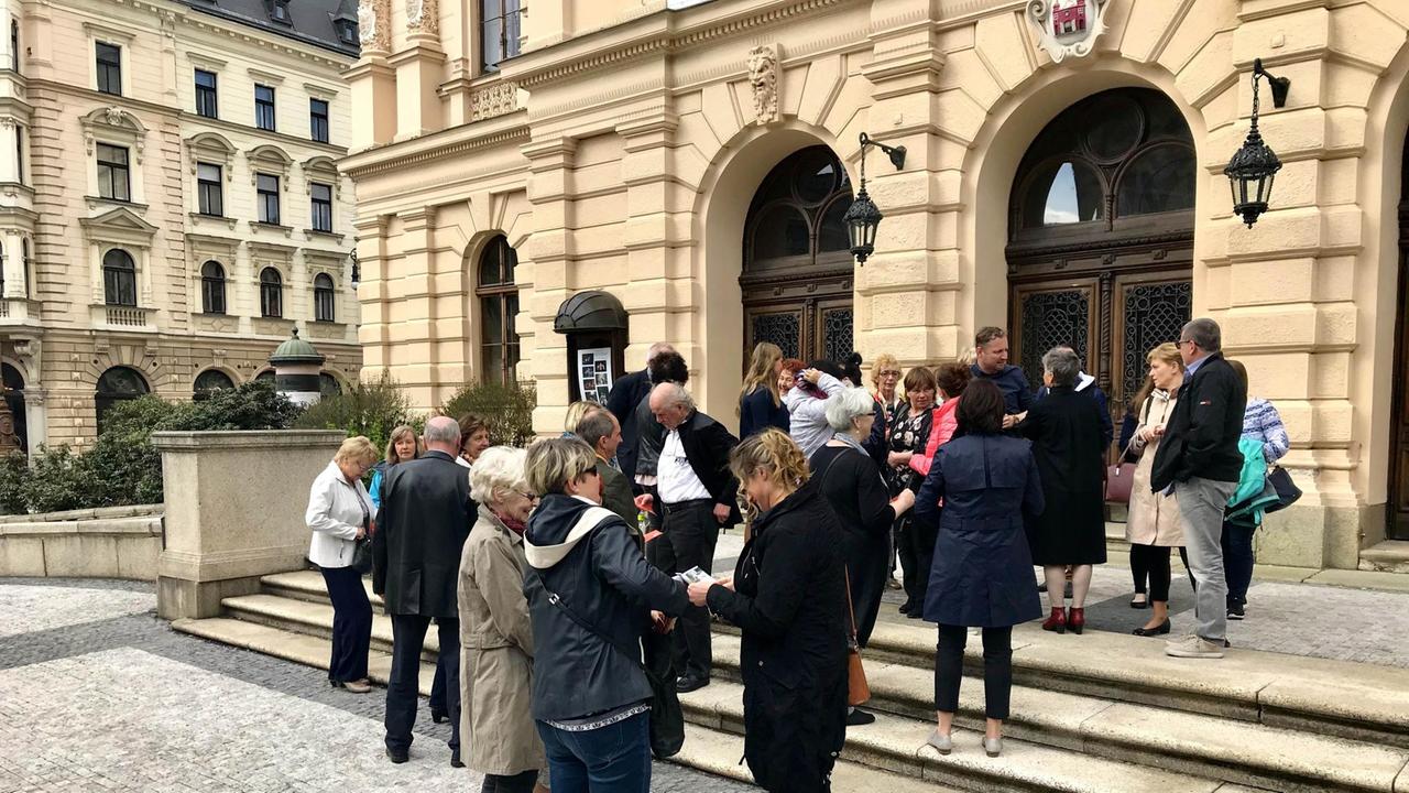Deutsch-polnische Besuchergruppe vor der Oper von Liberec.