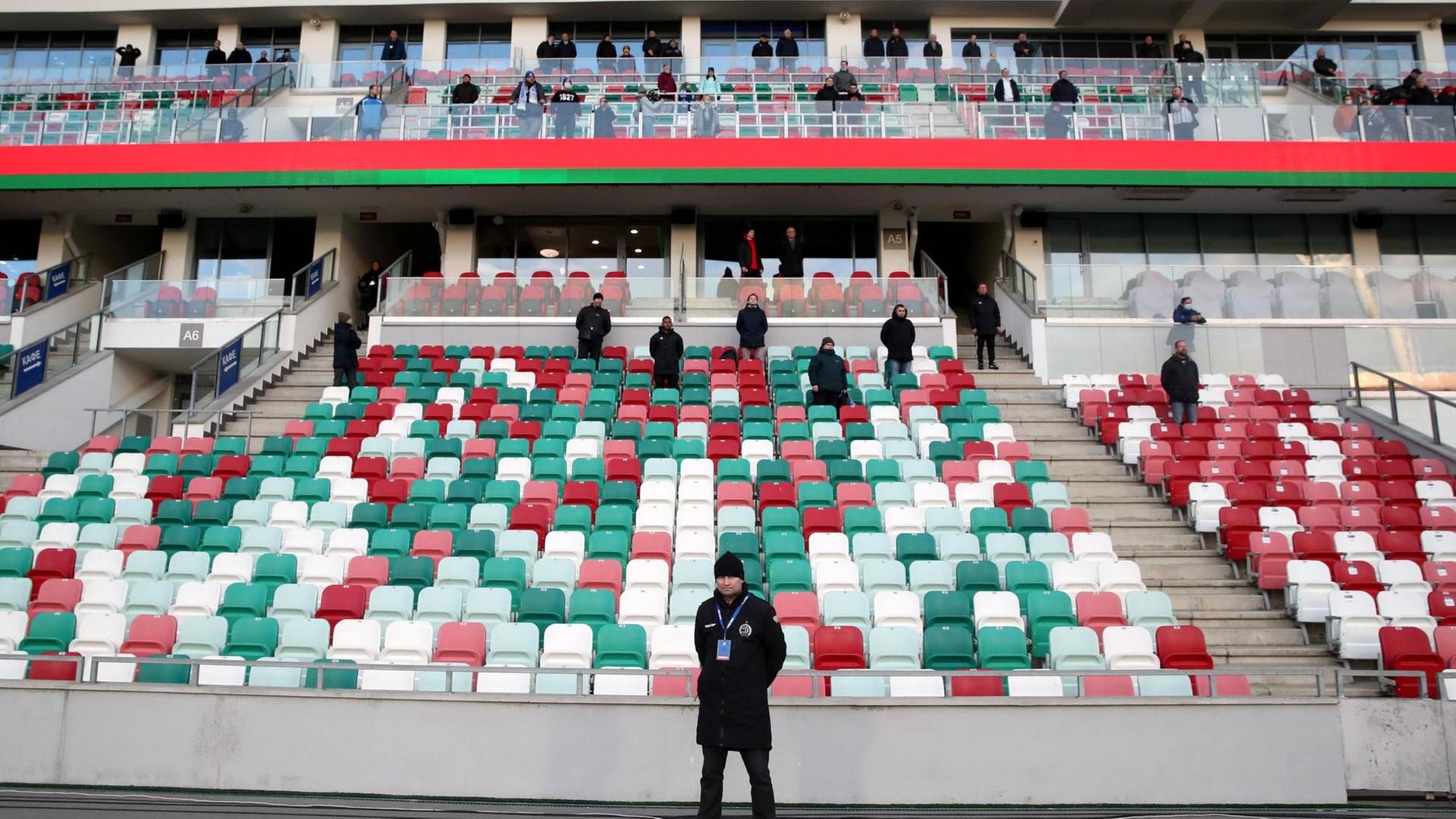 Das Bild zeigt die Ränge im Stadion von Dinamo Minsk - dort stehen beim Meisterschaftsspiel gegen Torpedo Schodsina nur wenige Fans. Das Bild zeigt die Ränge im Stadion von Dinamo Minsk - dort stehen beim Meisterschaftsspiel gegen Torpedo Schodsina nur wenige Fans.