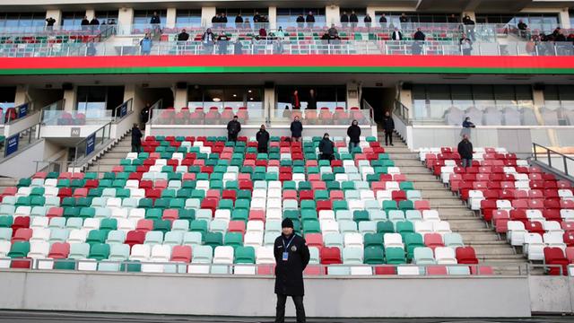 Das Bild zeigt die Ränge im Stadion von Dinamo Minsk - dort stehen beim Meisterschaftsspiel gegen Torpedo Schodsina nur wenige Fans.