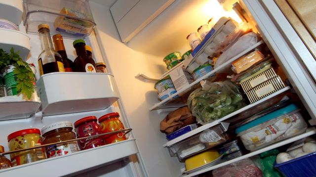 Ein Kühlschrank voll mit Lebensmitteln