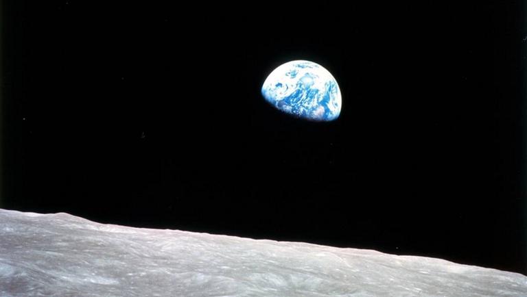 Eine der Ikonen der Raumfahrt: "Earthrise", beobachtet von den Astronauten an Bord von Apollo 8 Eine der Ikonen der Raumfahrt: "Earthrise", beobachtet von den Astronauten an Bord von Apollo 8