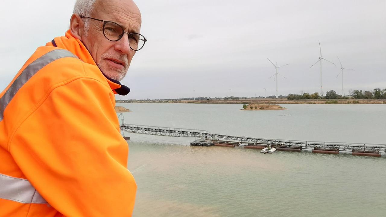 Thomas Jung steht am Kiessee und schaut in die Kamera Thomas Jung steht am Kiessee und schaut in die Kamera