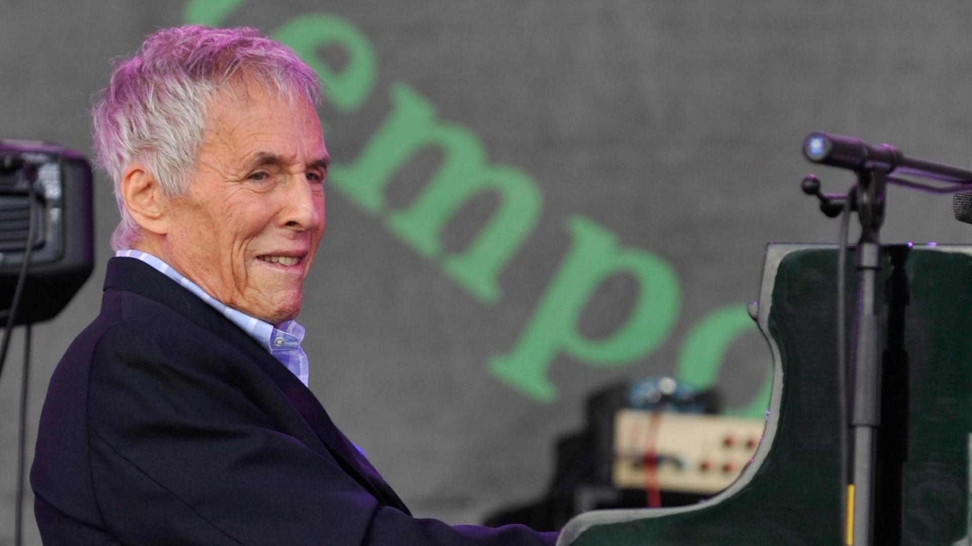 Der Komponist und Musiker Burt Bacharach bei einem Auftritt im Jahr 2015 Der Komponist und Musiker Burt Bacharach bei einem Auftritt im Jahr 2015
