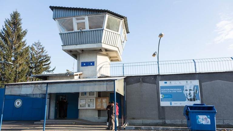 Eingang der rumänischen Haftanstalt Colibasi. Auf dem Plakat neben dem Eingang steht übersetzt: Wir sind das Produkt der Umwelt, in der wir leben. Es wird damit für eine bessere Integration von entlassenen Häftlingen geworben. Eingang der rumänischen Haftanstalt Colibasi. Auf dem Plakat neben dem Eingang steht übersetzt: Wir sind das Produkt der Umwelt, in der wir leben. Es wird damit für eine bessere Integration von entlassenen Häftlingen geworben.