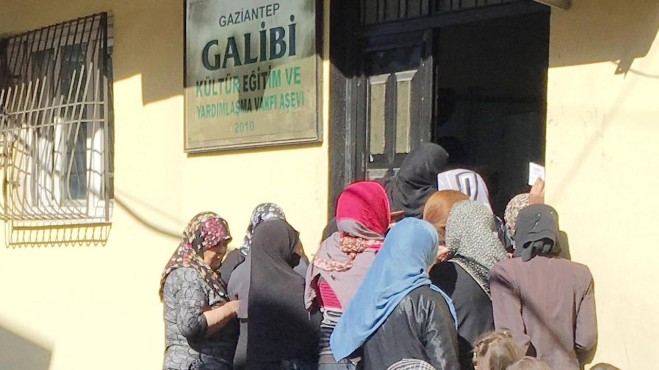 Syrische Flüchtlinge im türkischen Gaziantep stehen bei einer Hilfsorganisation für Essen an. Syrische Flüchtlinge im türkischen Gaziantep stehen bei einer Hilfsorganisation für Essen an.