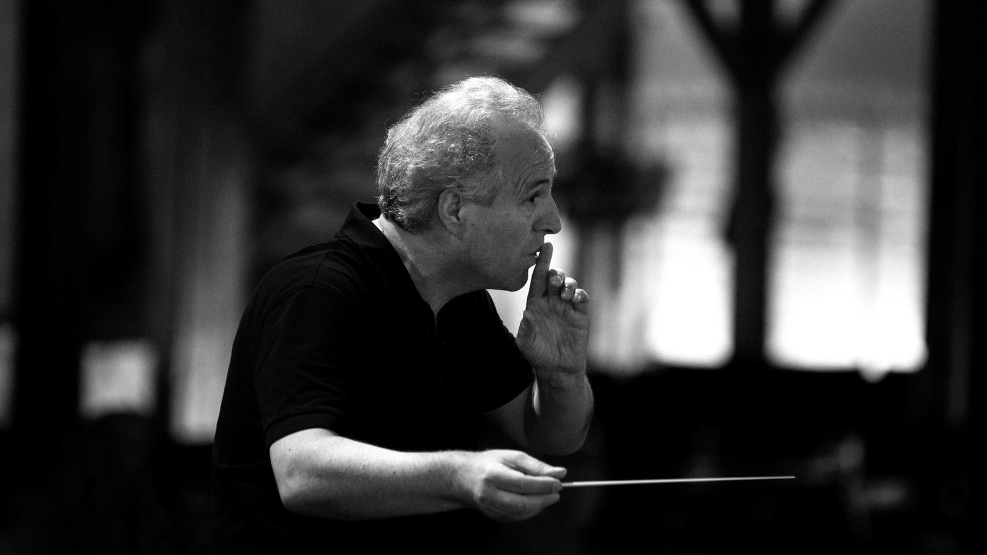 Der österreichische Dirigent Manfred Honeck leitet eine Orchesterprobe Der österreichische Dirigent Manfred Honeck leitet eine Orchesterprobe