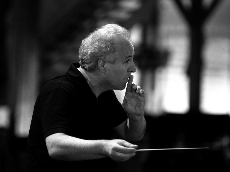 Der österreichische Dirigent Manfred Honeck leitet eine Orchesterprobe