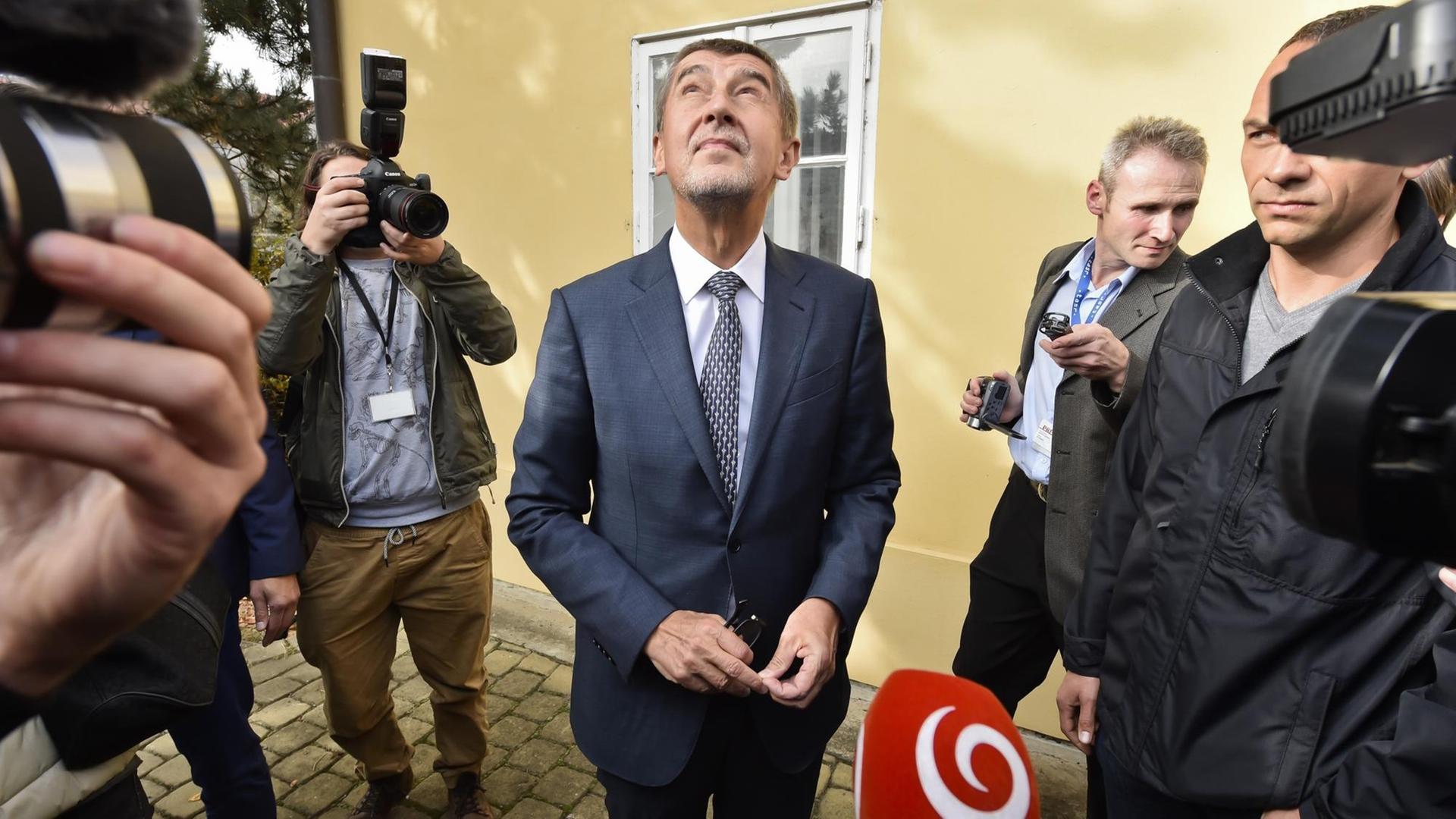 Der Vorsitzende der Partei ANO, Andrej Babiš, auf dem Weg zur Stimmabgabe Der Vorsitzende der Partei ANO, Andrej Babiš, auf dem Weg zur Stimmabgabe