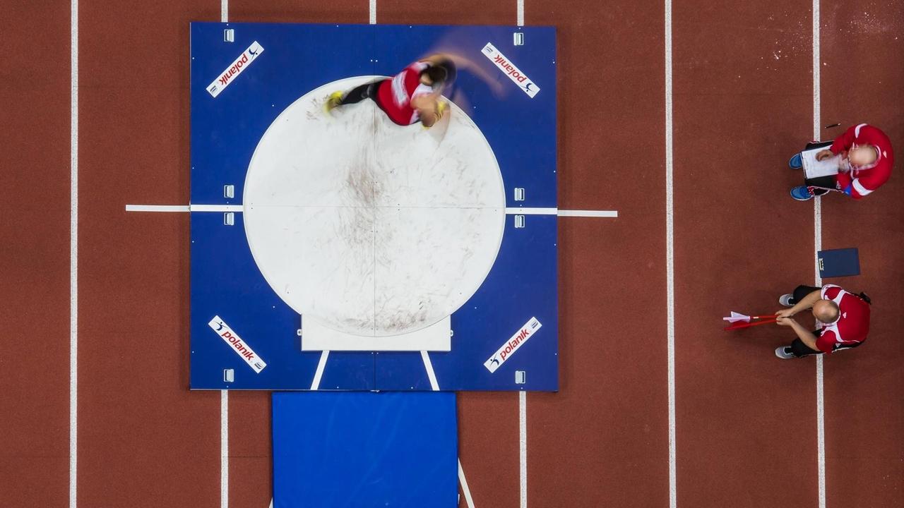 Ein Leichtathletik-Hallenwettkampf in Prag (Tschechische Republik) im März 2015. Hier zu sehen: Ein Kugelstoß-Wettkampf von oben. Ein Leichtathletik-Hallenwettkampf in Prag (Tschechische Republik) im März 2015. Hier zu sehen: Ein Kugelstoß-Wettkampf von oben.