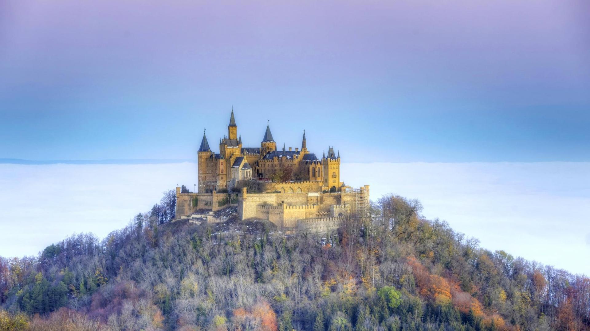 Burg Hohenzollern erhebt sich aus einem Nebelmeer.