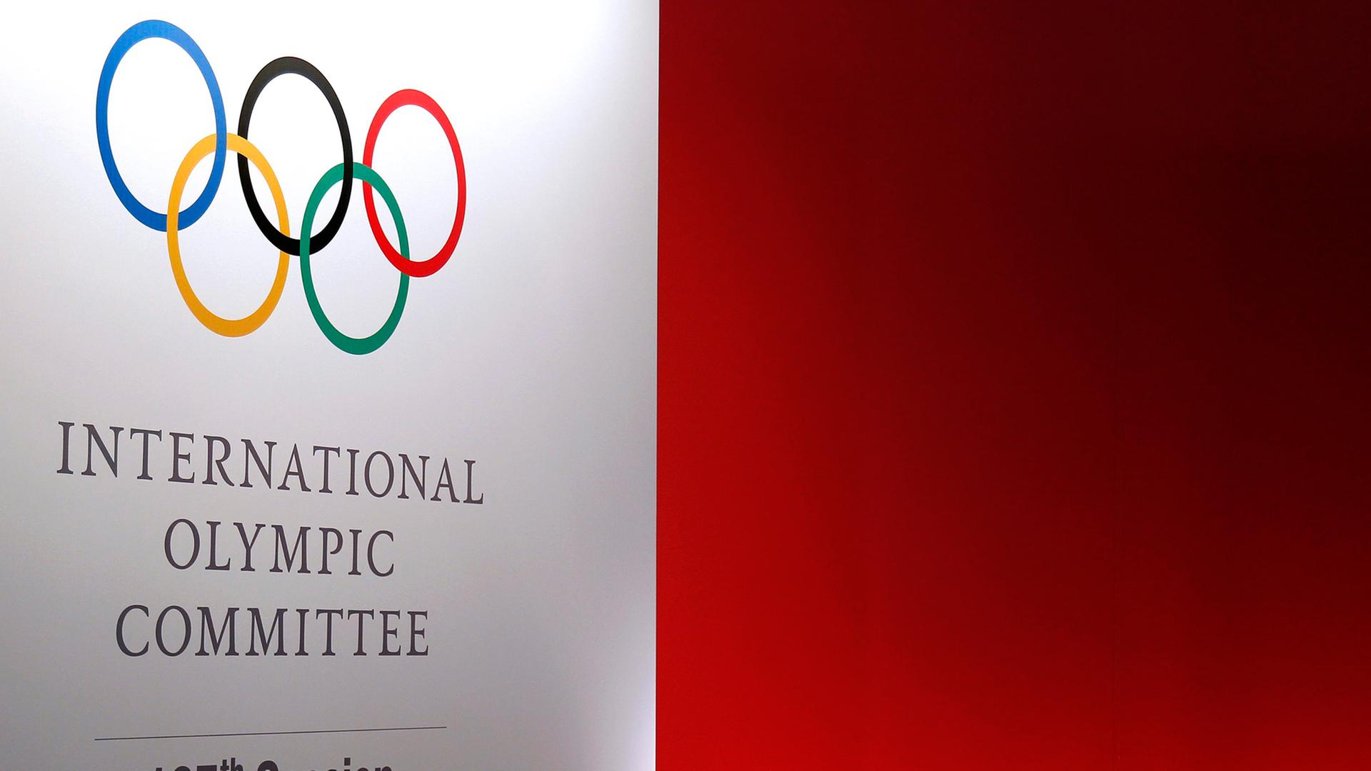Das Logo des IOC wird von zwei Kameramännern gefilmt. Das Logo des IOC wird von zwei Kameramännern gefilmt.