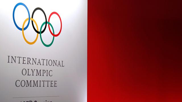 Das Logo des IOC wird von zwei Kameramännern gefilmt.
