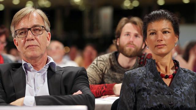 Die Delegierten der Linken Dietmar Bartsch (l) und Sahra Wagenknecht (r) verfolgen am 07.06.2015 in Bielefeld (Nordrhein-Westfalen) den Parteitag.