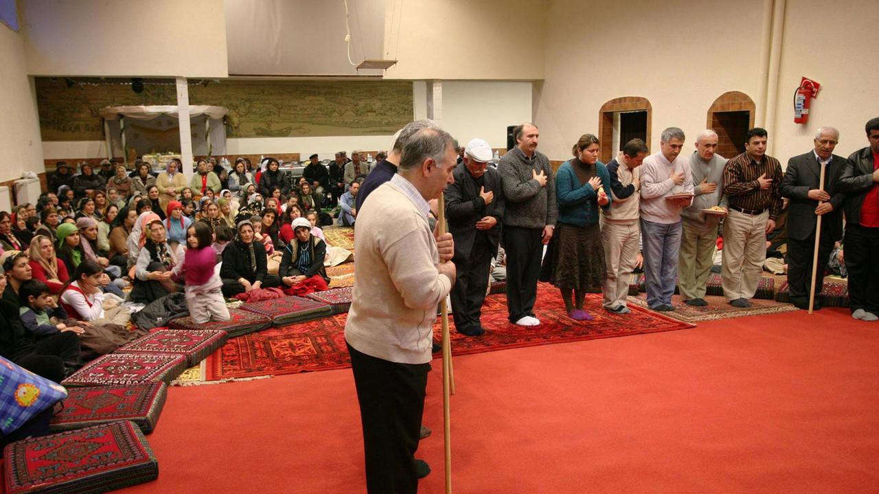 Das traditionell alevitische Cem-Ritual wird von Frauen und Männern gemeinsam gefeiert Das traditionell alevitische Cem-Ritual wird von Frauen und Männern gemeinsam gefeiert