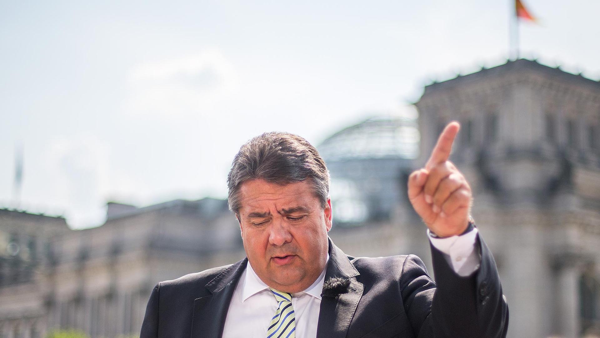 Bundeswirtschaftsminister Sigmar Gabriel (SPD) steht am 27.07.2014 auf der Terrasse des Marie-Elisabeth-Lüders-Hauses in Berlin während des Sommerinterviews für die ARD-Sendung "Bericht aus Berlin" und deutet mit dem Zeigefinger. Im Hintergrund der Reichstag. Bundeswirtschaftsminister Sigmar Gabriel (SPD) steht am 27.07.2014 auf der Terrasse des Marie-Elisabeth-Lüders-Hauses in Berlin während des Sommerinterviews für die ARD-Sendung "Bericht aus Berlin" und deutet mit dem Zeigefinger. Im Hintergrund der Reichstag.