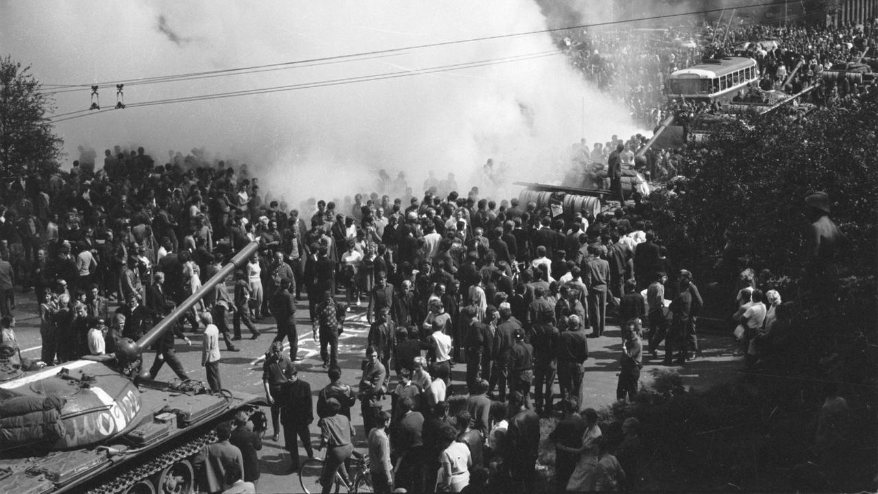 Massenproteste gegen Panzer auf Prager Straßen Massenproteste gegen Panzer auf Prager Straßen