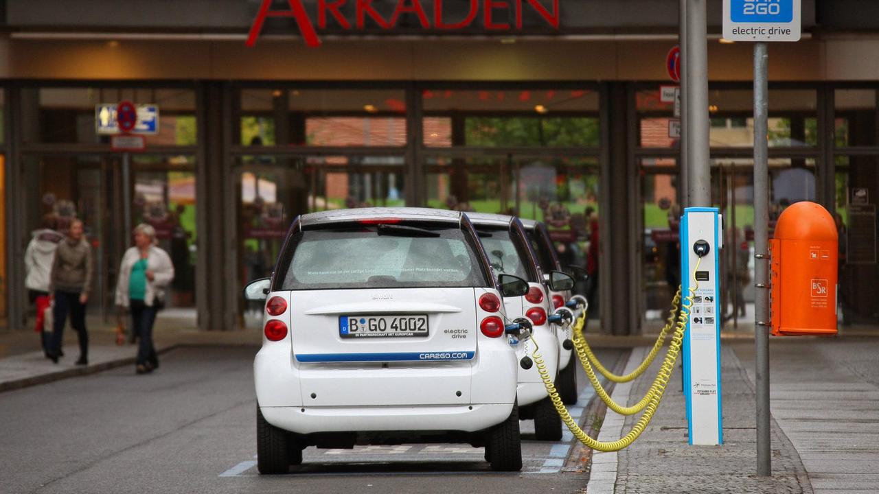 3 Car2Go Wagen die über eine Kabel mit den Strom-Zapfsäulen verbundne sind. 3 Car2Go Wagen die über eine Kabel mit den Strom-Zapfsäulen verbundne sind.