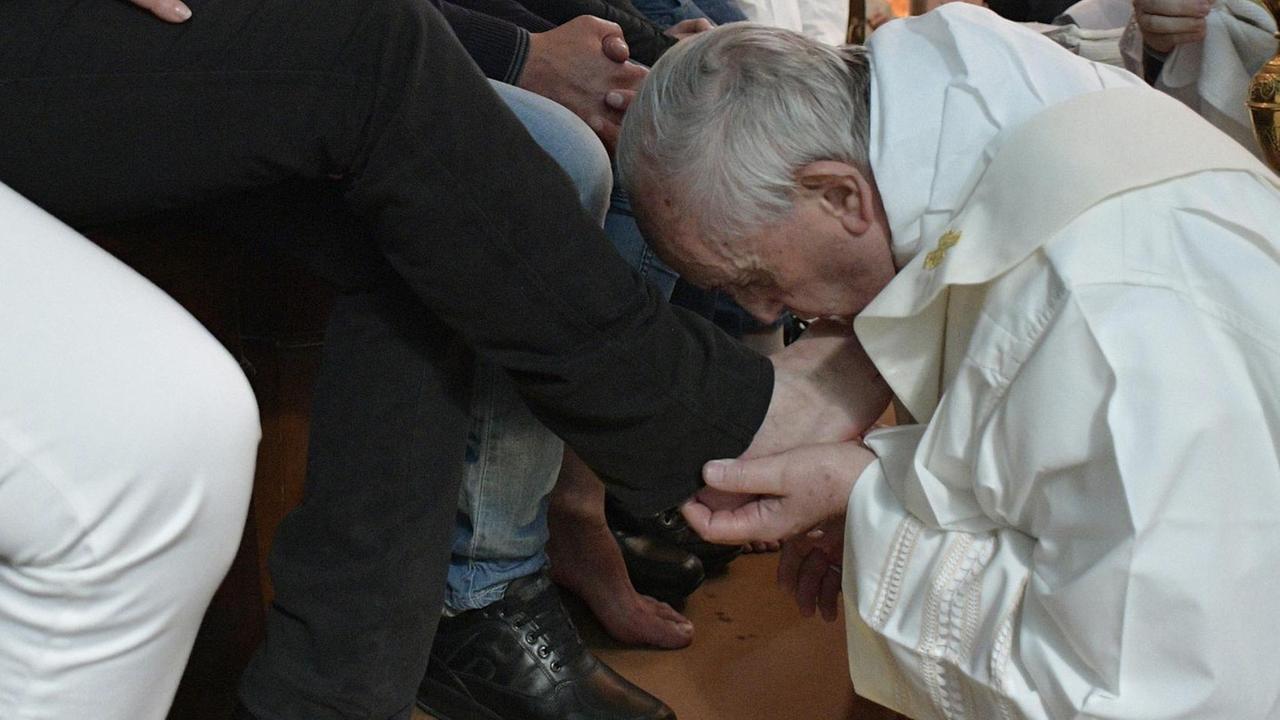 In dem Gefängnis bei Rom wäscht Papst Franziskus Häftlingen die Füße, die gegen die Mafia ausgesagt haben. In dem Gefängnis bei Rom wäscht Papst Franziskus Häftlingen die Füße, die gegen die Mafia ausgesagt haben.