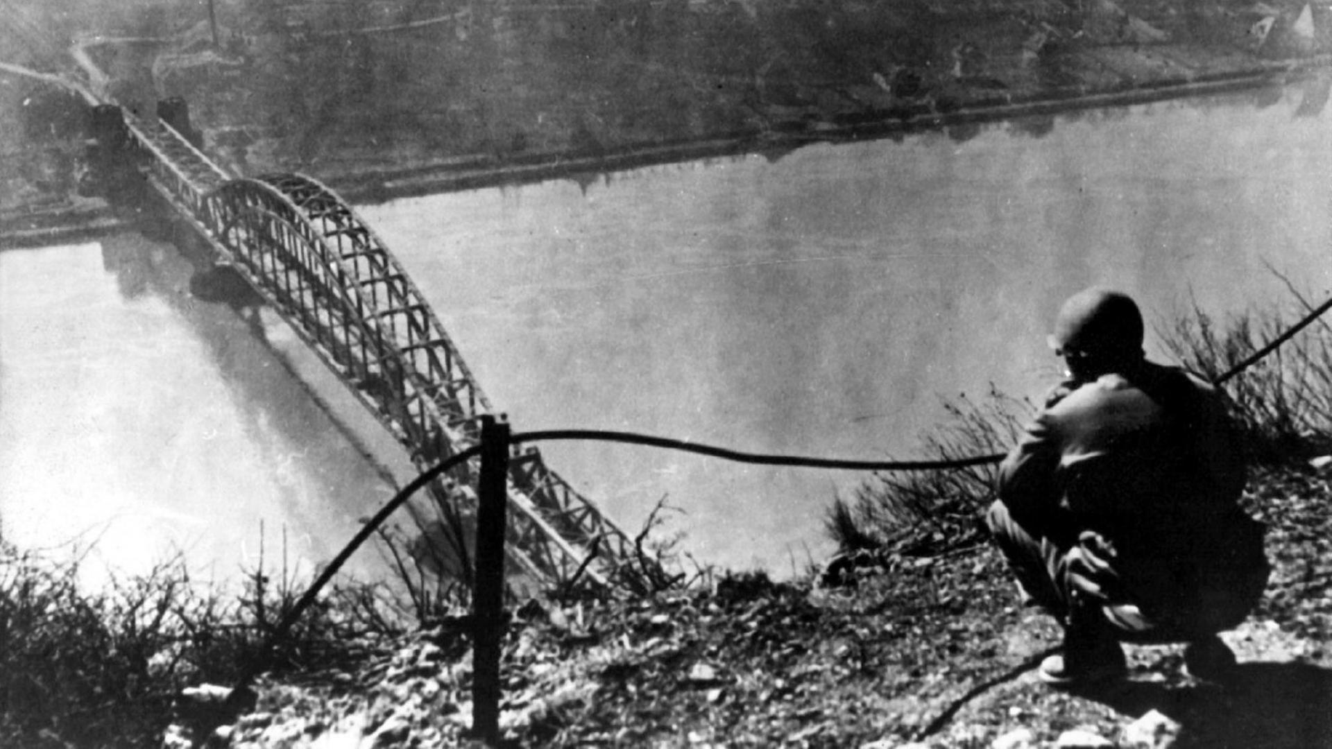 Die erfolgreiche Eroberung der Rheinbrücke von Remagen war von der US-Armee nicht geplant, aber von psychologischer Bedeutung. Die erfolgreiche Eroberung der Rheinbrücke von Remagen war von der US-Armee nicht geplant, aber von psychologischer Bedeutung.