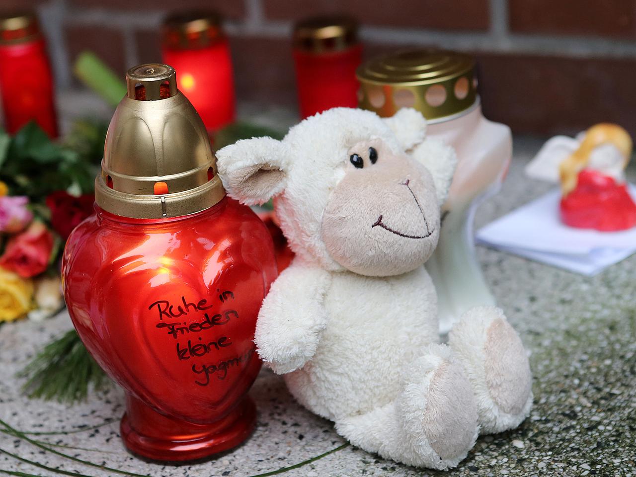 Plakate, Rosen, Kerzen und Kuscheltiere liegen am 19.12.2013 zum Gedenken vor einem Hauseingang im Stadtteil Billstedt in Hamburg.