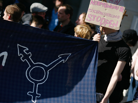 Rund 70 Menschen versammelten sich unter dem Motto "Zwangspsychiatrisierung von Alex sofort stoppen!" vor der Behörde um gegen die Zwangseinweisung eines elfjährigen Kinds zu demonstrieren, das entgegen seinem Geburtsgeschlecht als Mädchen leben will. Rund 70 Menschen versammelten sich unter dem Motto "Zwangspsychiatrisierung von Alex sofort stoppen!" vor der Behörde um gegen die Zwangseinweisung eines elfjährigen Kinds zu demonstrieren, das entgegen seinem Geburtsgeschlecht als Mädchen leben will.