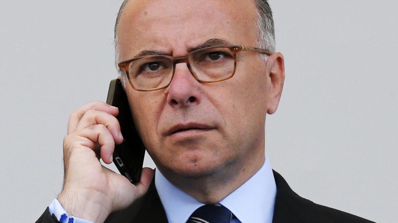Frankreichs Innenminister Bernard Cazeneuve spricht in ein Mobiltelefon. Frankreichs Innenminister Bernard Cazeneuve spricht in ein Mobiltelefon.