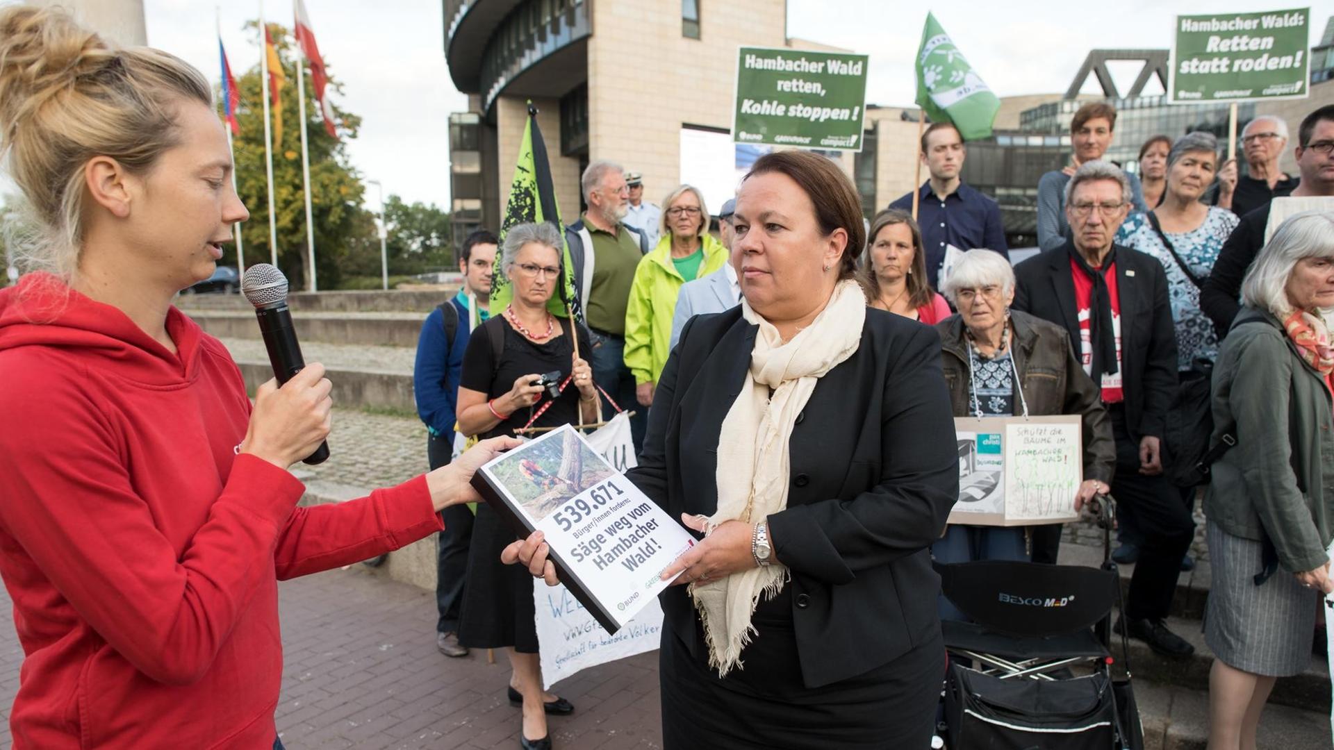 Umweltorganisationen übergeben Appell zur Rettung des Hambacher Forstes an die NRW-Umweltministerin Ursula Heinen-Esser (CDU) Umweltorganisationen übergeben Appell zur Rettung des Hambacher Forstes an die NRW-Umweltministerin Ursula Heinen-Esser (CDU)