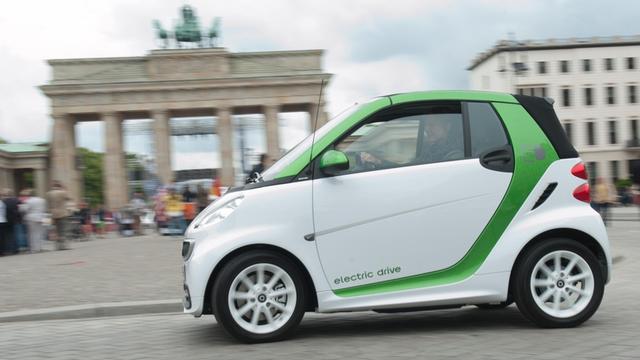 Ein Elektroauto der Marke Daimler vor dem Brandenburger Tor 