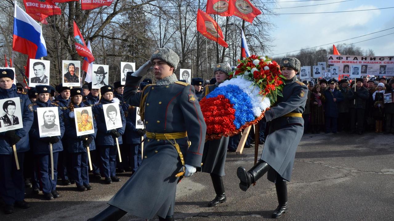 Zu sehen ist auf dem Foto das "Unsterbliche Regiment": Veteranen und Angehörige halten bei Gedenkmarsch Schilder mit Porträts getöteter sowjetischer Soldaten hoch. Zu sehen ist auf dem Foto das "Unsterbliche Regiment": Veteranen und Angehörige halten bei Gedenkmarsch Schilder mit Porträts getöteter sowjetischer Soldaten hoch.