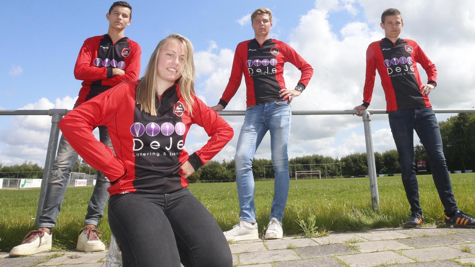 Ellen Fokkema, die erste Frau in einer ersten Männermannschaft im niederländischen Amateurfußball, mit ihren Teamkollegen Jesper Hoeksma , Erik Cats und Mark Polstra