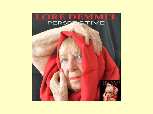 Eine ältere Frau ahmt das Bild des Plattencovers von Lady Gagas "Poker Face" nach: Sie hat sich ein rotes Tuch um den Kopf gewickelt und schaut selbstbewusst in die Kamera.