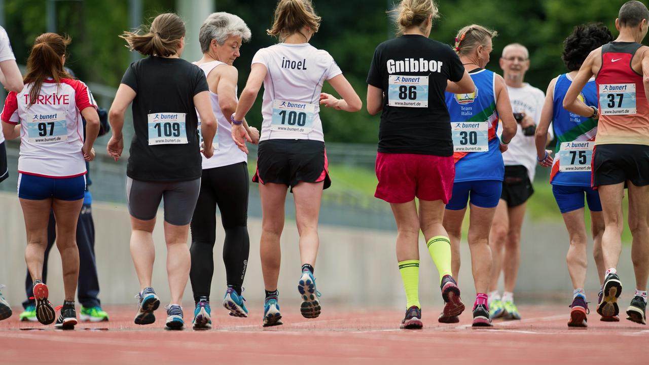Teilnehmerinnen der 6. Weltmeisterschaft im Rückwärtslaufen starten am 15.07.2016 auf dem Sportplatz "Am Hallo" in Essen zum Finale über 3000 Meter.