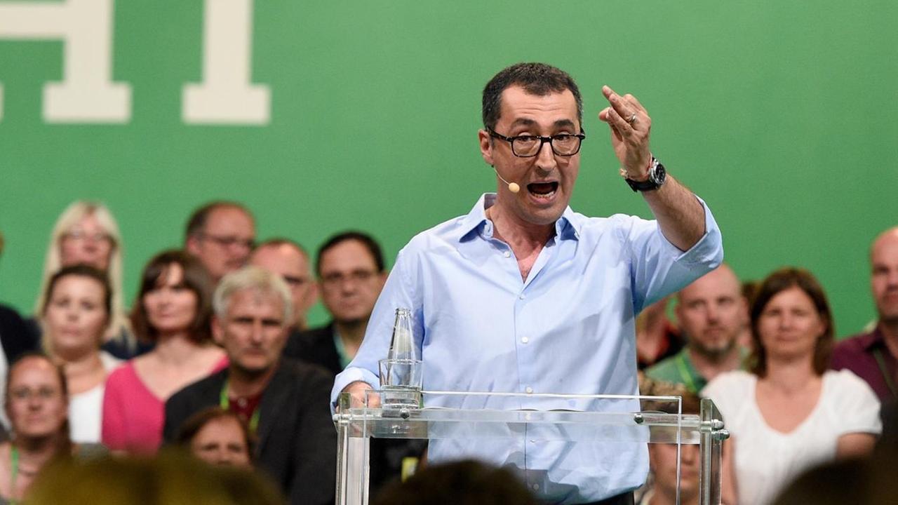 Der Spitzenkandidaten für die Bundestagswahl von Bündnis 90/Die Grünen, Cem Özdemir, spricht am 16.06.2017 im Velodrom in Berlin zu Beginn des Grünen-Bundesparteitages (16.-18. Juni) zu den Delegierten Foto: Rainer Jensen/dpa +++(c) dpa - Bildfunk+++ Der Spitzenkandidaten für die Bundestagswahl von Bündnis 90/Die Grünen, Cem Özdemir, spricht am 16.06.2017 im Velodrom in Berlin zu Beginn des Grünen-Bundesparteitages (16.-18. Juni) zu den Delegierten Foto: Rainer Jensen/dpa +++(c) dpa - Bildfunk+++