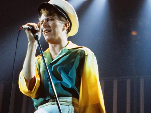 David Bowie zum Auftakt seiner Deutschland Tournee am 14. Mai 1978 in der Festhalle in Frankfurt am Main.