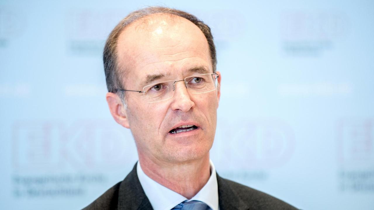 11.06.2019, Niedersachsen, Hannover: Nikolaus Blum, Oberkirchenrat in der EKD, spricht während einer Pressekonferenz. Nach Bekanntwerden von inzwischen 600 Missbrauchsfällen hat sich die Evangelische Kirche in Deutschland (EKD) zu Maßnahmen gegen sexuellen Missbrauch geäußert. 11.06.2019, Niedersachsen, Hannover: Nikolaus Blum, Oberkirchenrat in der EKD, spricht während einer Pressekonferenz. Nach Bekanntwerden von inzwischen 600 Missbrauchsfällen hat sich die Evangelische Kirche in Deutschland (EKD) zu Maßnahmen gegen sexuellen Missbrauch geäußert.