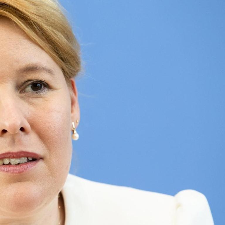 Bundesfamilienministerin Franziska Giffey von der SPD spricht während einer Pressekonferenz zur "Pflegeoffensive"