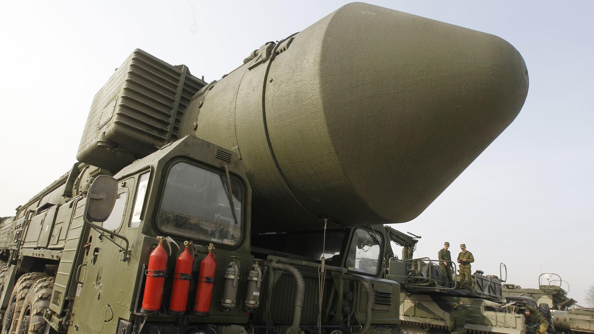Russland zeigt eine Topol-M-Atomrakete auf dem Trainingsgelände in Alabino bei Moskau am 07.04.2010. Russland zeigt eine Topol-M-Atomrakete auf dem Trainingsgelände in Alabino bei Moskau am 07.04.2010.