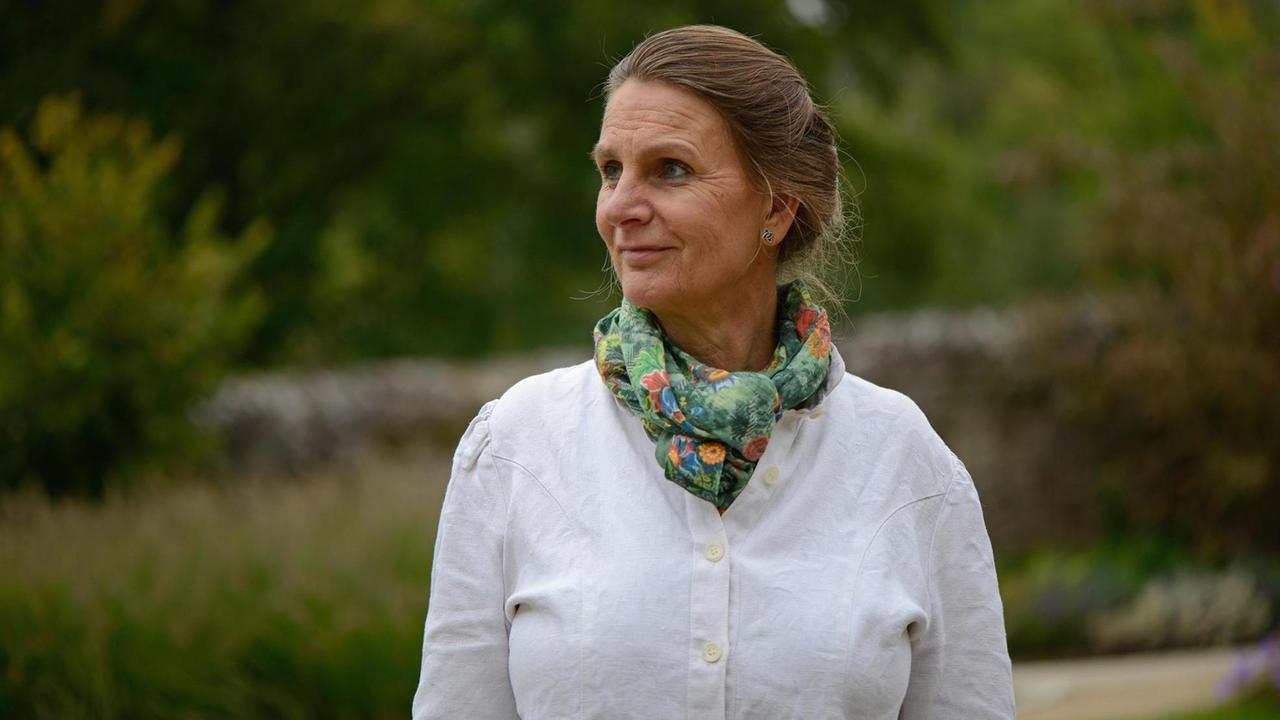 Die evangelische Pfarrerin Doris Zölls vor Wald und Wiese Die evangelische Pfarrerin Doris Zölls vor Wald und Wiese