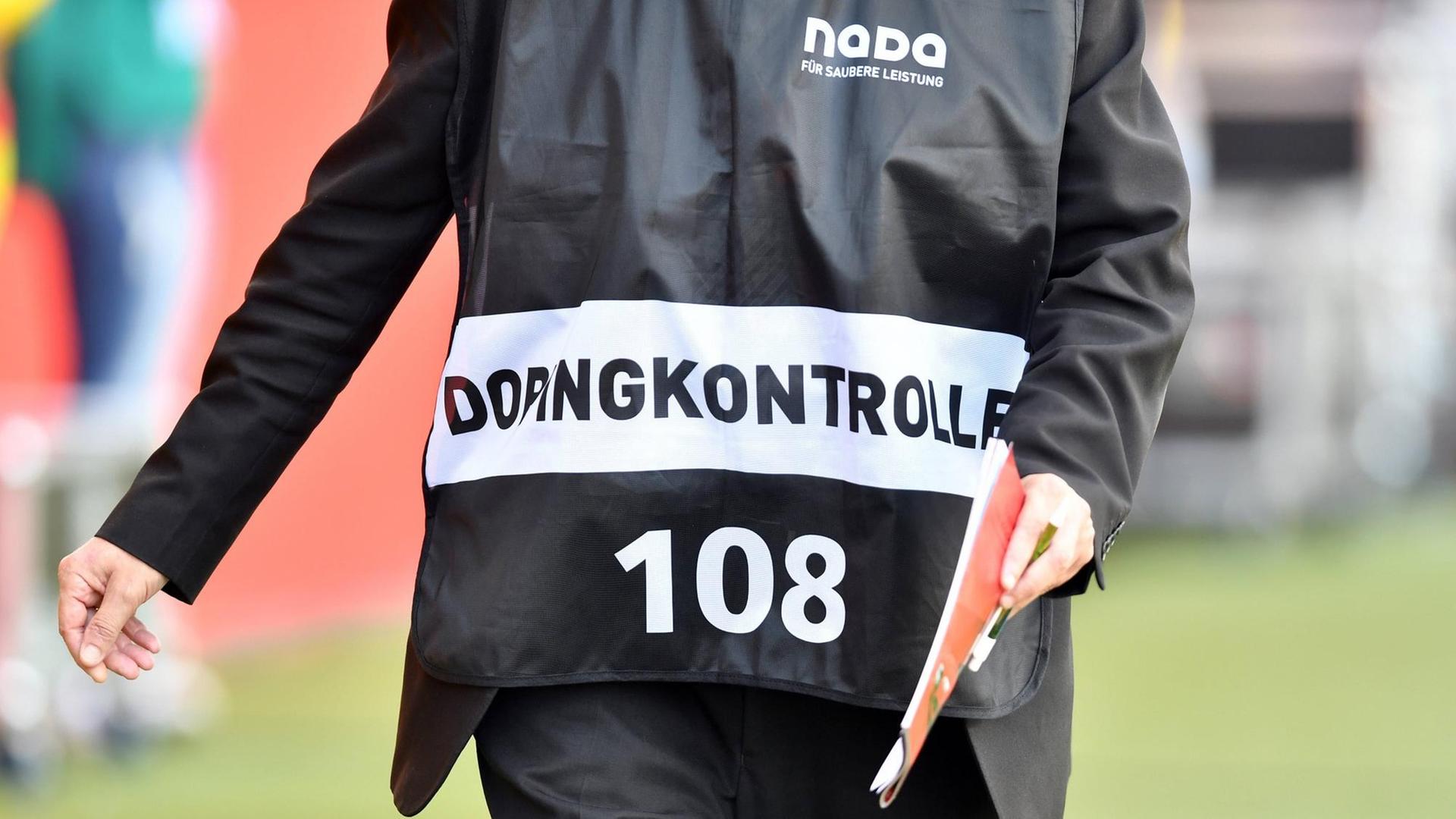 Ein Dopingkontrolleur der NADA (Nationale Anti-Doping-Agentur) bestellt einen Spieler zur Dopingprobe. Ein Dopingkontrolleur der NADA (Nationale Anti-Doping-Agentur) bestellt einen Spieler zur Dopingprobe.