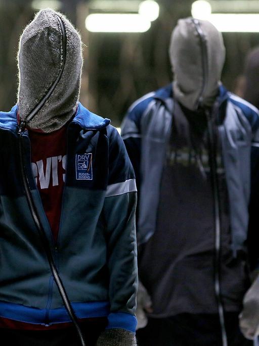 Flüchtlinge sind als Laienschauspieler im April 2015 bei der Probe zu Elfriede Jelineks Theaterstück "Die Schutzbefohlenen" im Haus der Berliner Festspiele in Berlin auf der Bühne zu sehen.