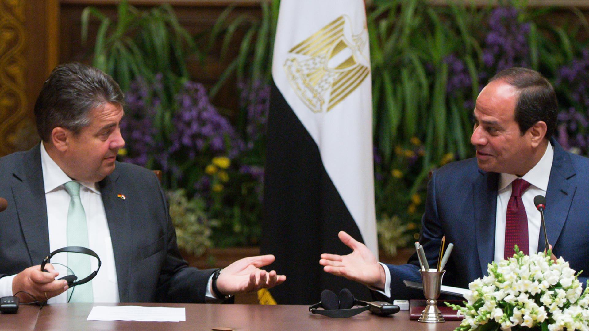 Sigmar Gabriel (l., SPD) während seiner Amtszeit als Bundeswirtschaftsminister bei einem Treffen mit Ägyptens Präsident Abdel Fattah al-Sisi im Präsidentenpalast in Kairo (17.04.2016) . Sigmar Gabriel (l., SPD) während seiner Amtszeit als Bundeswirtschaftsminister bei einem Treffen mit Ägyptens Präsident Abdel Fattah al-Sisi im Präsidentenpalast in Kairo (17.04.2016) .