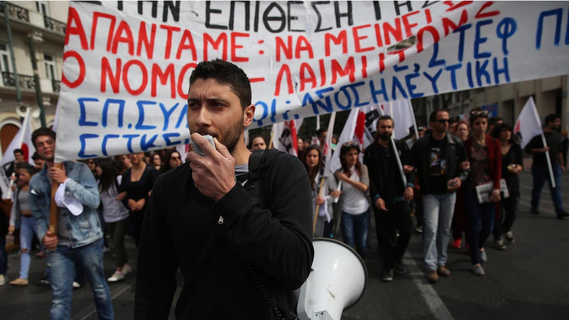 In Athen demonstrieren Anhänger der kommunistischen Partei gegen die geplante Reform der Renten- und Steuersysteme. In Athen demonstrieren Anhänger der kommunistischen Partei gegen die geplante Reform der Renten- und Steuersysteme.