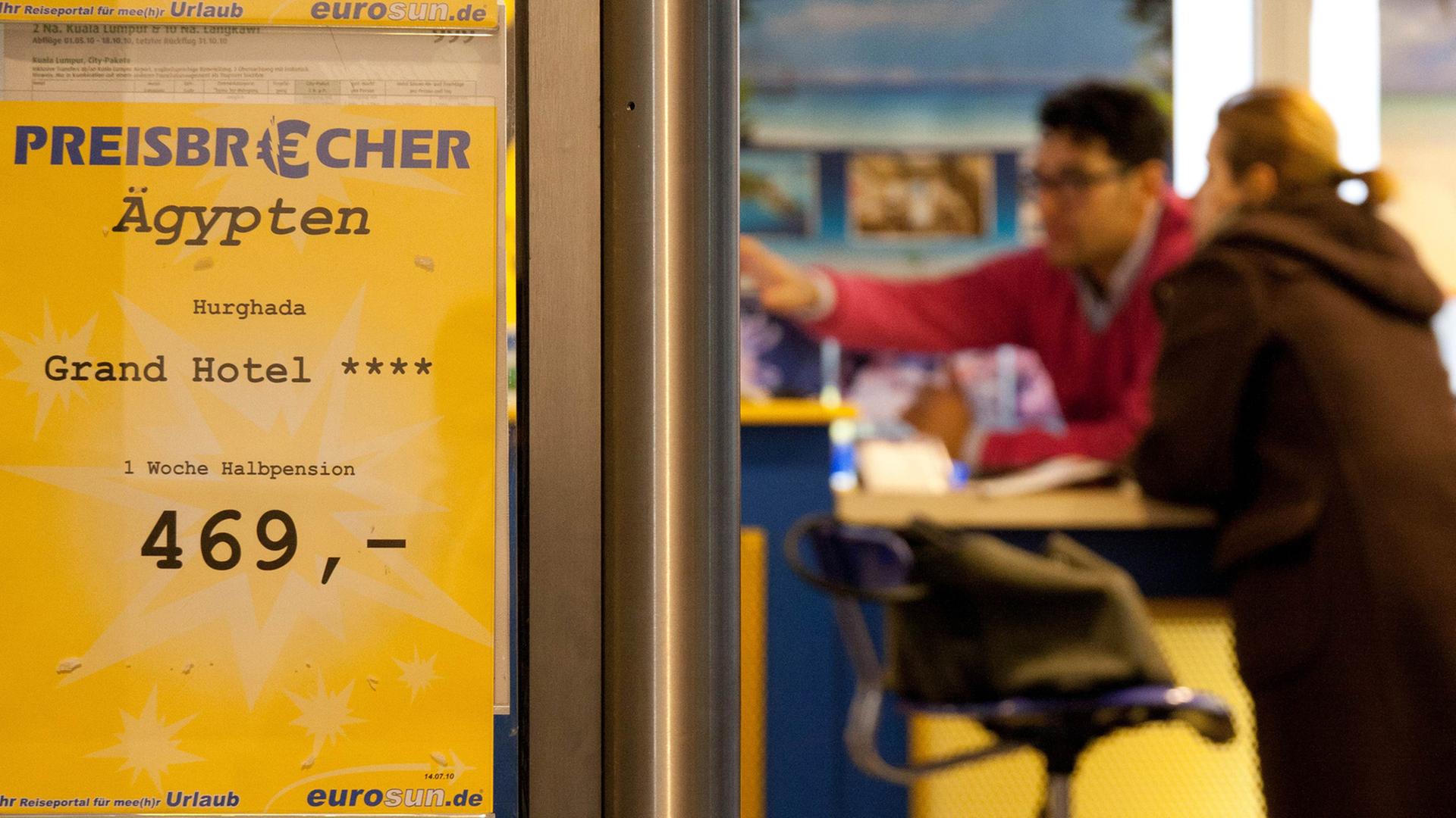 Kunden lassen sich in einem Reisebüro in Berlin-Tegel beraten. Kunden lassen sich in einem Reisebüro in Berlin-Tegel beraten.