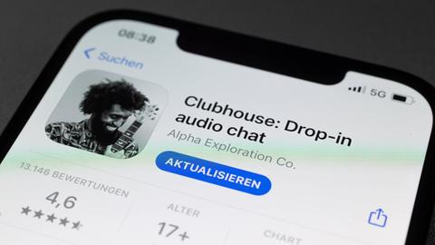 Auf einem Smartphone ist die Audio-App Clubhouse geladen.