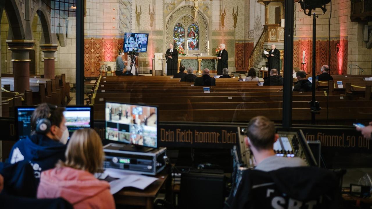 Der Eröffnungsgottesdienst der Evangelischen Kirche Deutschlands (EKD) mit Verpflichtung der Synodalen wird live im Internet übertragen. Der Eröffnungsgottesdienst der Evangelischen Kirche Deutschlands (EKD) mit Verpflichtung der Synodalen wird live im Internet übertragen.