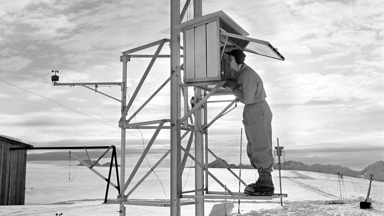 Aufnahme von 1953: Ein Mitarbeiter des Instituts für Schnee- und Lawinenforschung bei Messungen auf dem Weissfluhjoch. Aufnahme von 1953: Ein Mitarbeiter des Instituts für Schnee- und Lawinenforschung bei Messungen auf dem Weissfluhjoch.