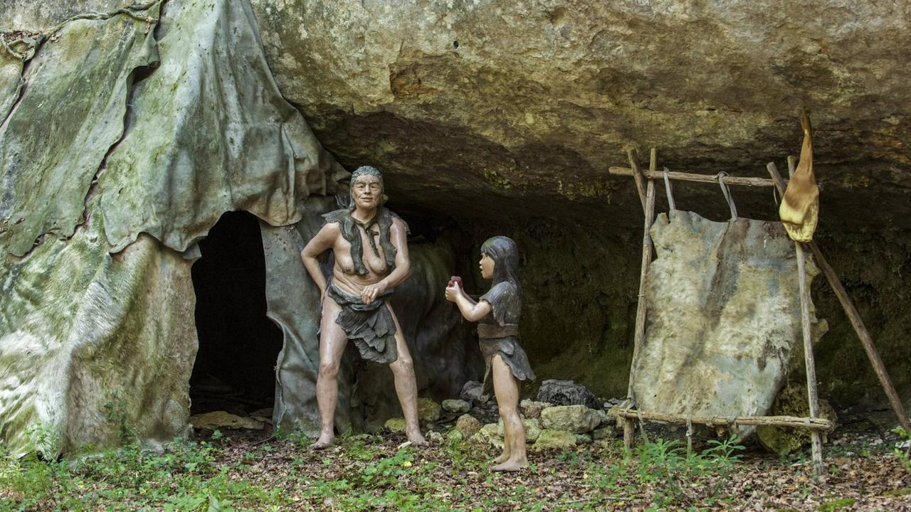 Eine Darstellung einer Neandertal-Mutter und ihrer Tochter vor ihrer Hütte. Eine Darstellung einer Neandertal-Mutter und ihrer Tochter vor ihrer Hütte.